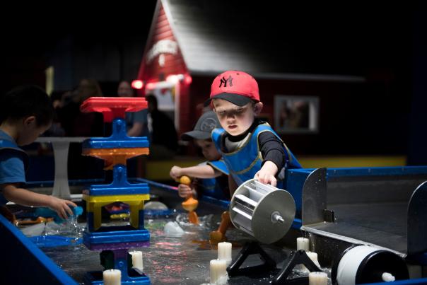 Kids playing inside of the Science Museum