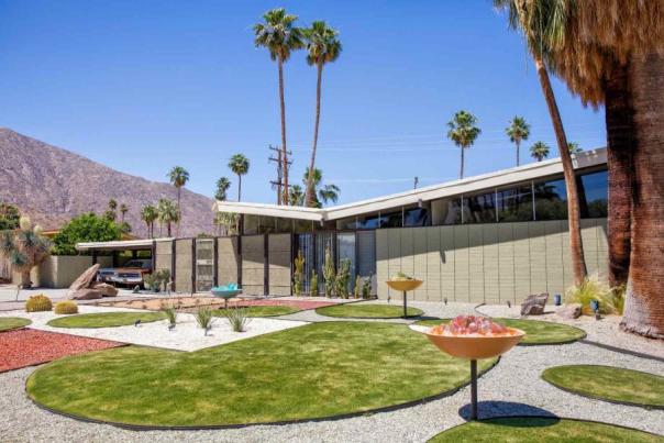 Alexander house with a floating butterfly roof