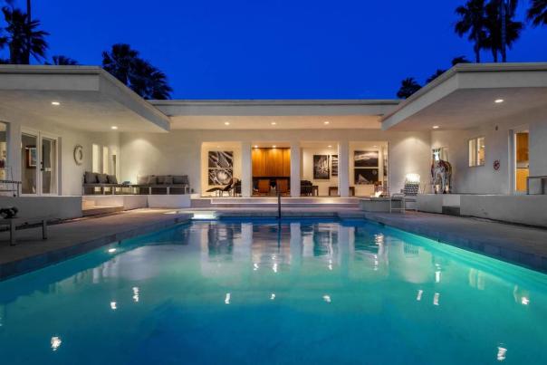 Apollo 1000 Acme, Modern Home with Pool at Twilight