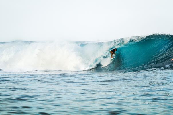 Surfista pegando uma onda em uma das praias do Caribe em Bocas del Toro, Panamá