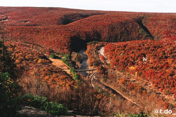 A beautiful view of the Lehigh River and surrounding mountains covered in fall foliage taken during a Poconos hiking trip.