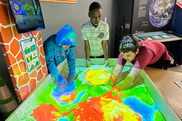 Kids enjoying a sensory table at Palouse Discovery Science Center