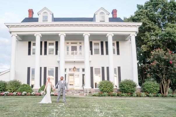 Wedding couple in front of Bristow Manor