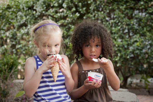 2 girls eating ice cream outside