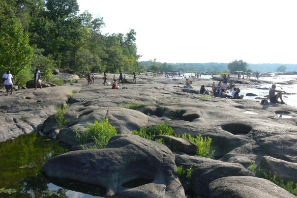 People_on_rocks_of_Belle_Isle,_James_River,_Richmond,_Virginia