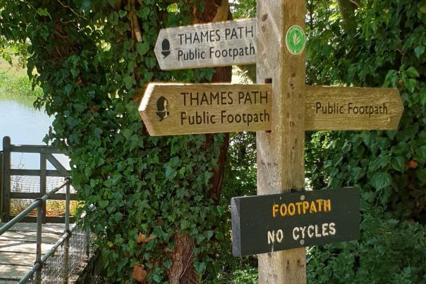 Thames Path sign to public footpath