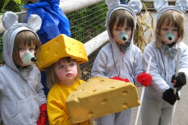 children at Seneca Park Zoo's Zoo Boo event dressed as mice and cheese