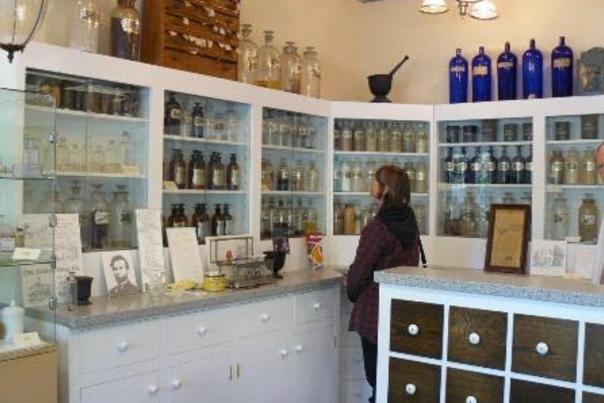 janet_perusing_the_shelves_at_the_pharmacy_museum