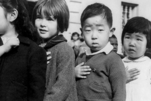 japaneseamericanschildrenpledgingallegiance1942_large_1_