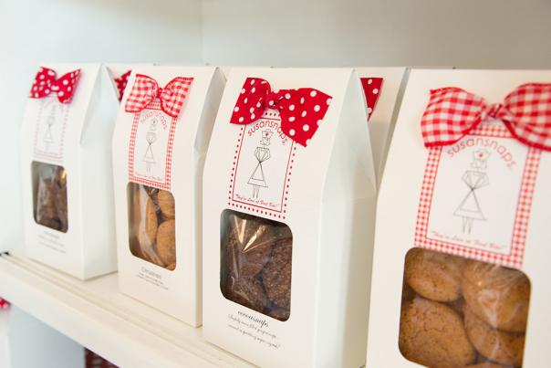 Packages of gingersnaps in white boxes with red bows