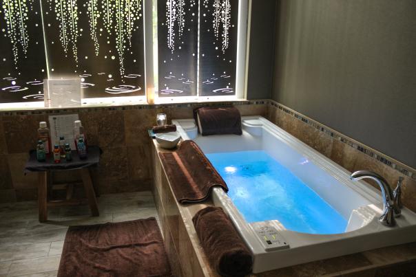 jacuzzi tub at complexions spa