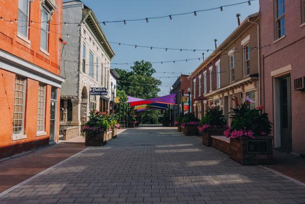 A photo of the Sixth Street pedestrian plaza in Shelbyville, Kentucky.