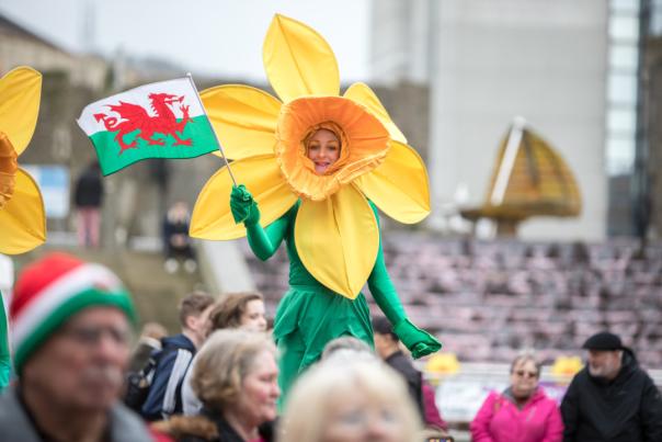 A woman dressed as a large daffodil.