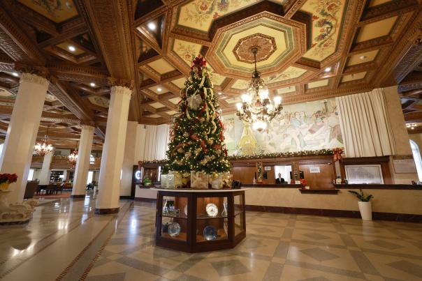 Marriott Syracuse Downtown lobby decorated for Christmas