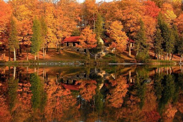 fall foliage at Green Lakes State Park