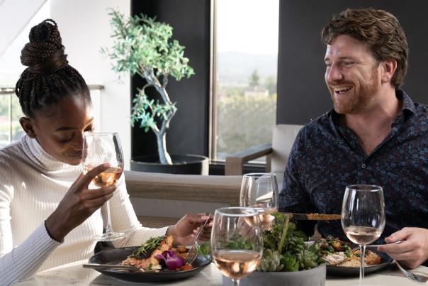 A couple dining at Altisima Winery