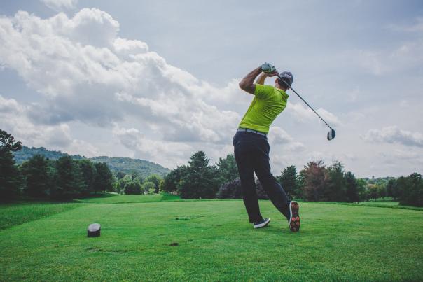 golfer golfing