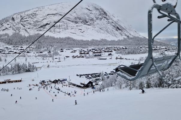 skiheis i snøen