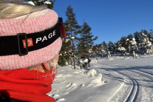 dame på ski