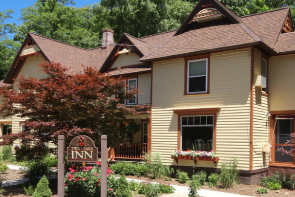 Twin Oaks Inn