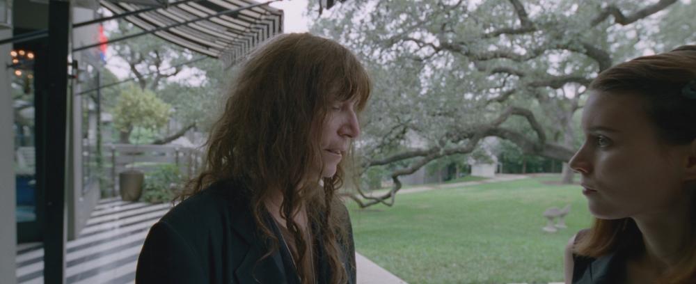 Song to Song screengrab, showing Patti Smith and Faye talking on the patio at Hotel Saint Cecilia