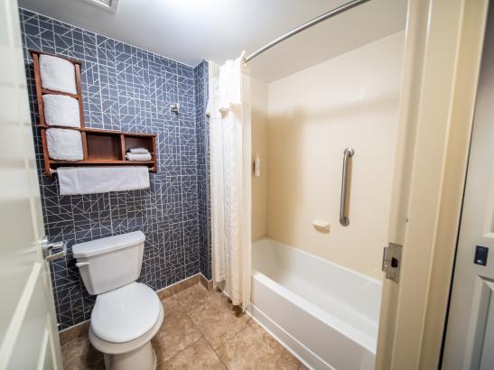 2 Queen Studio Suite Bath