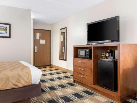 1 Queen Bed