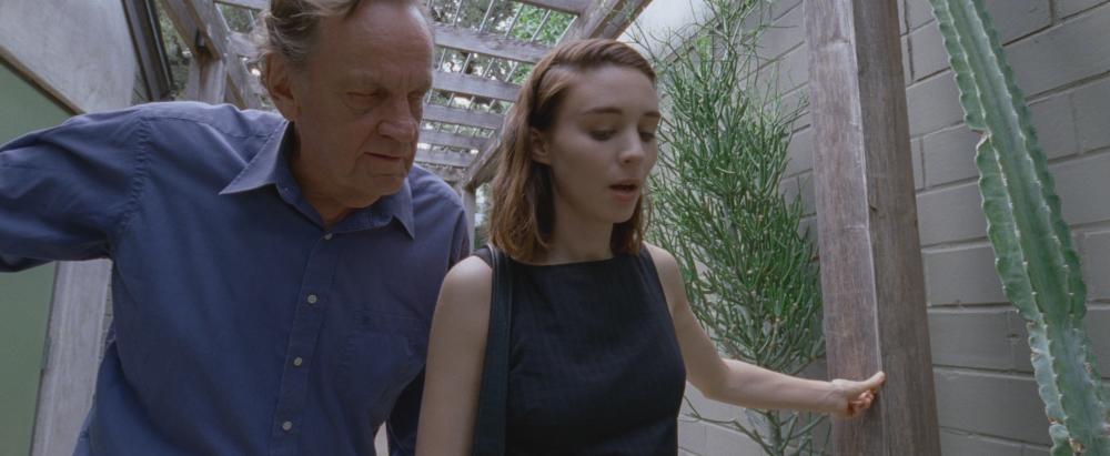 Song to Song screengrab, Faye and her father walking through an outdoor corridor at Hotel San Jose