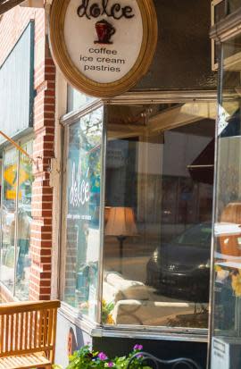 Storefront dolce outside