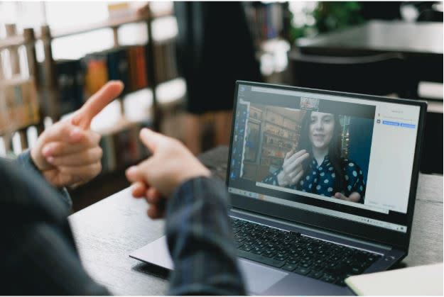 Using sign language during an online lesson