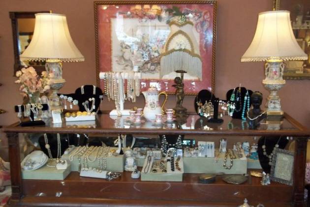 The Robin's Nest Antiques