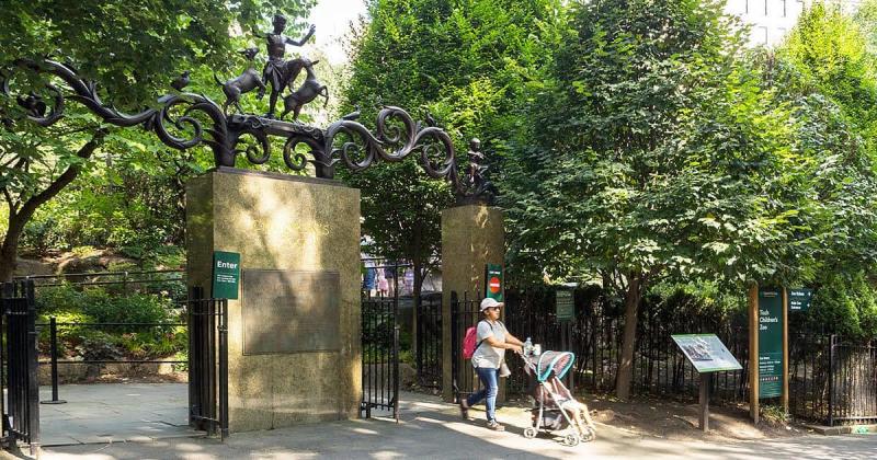 entrance to central park in new york city