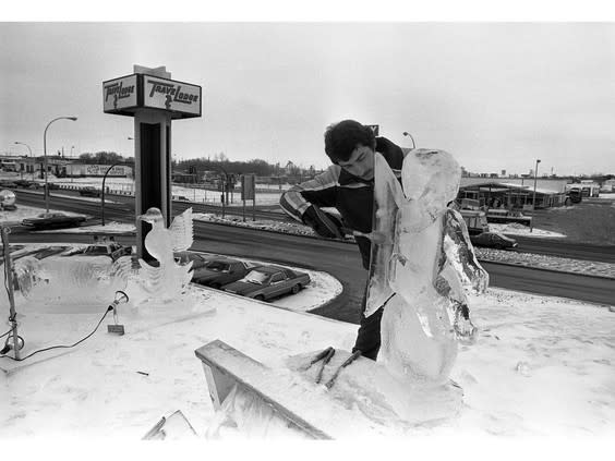 Peter Fogarty on Saskatoon Travelodge roof carving ice sculpture