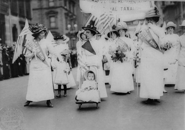 Suffrage_parade,_New_York_City,_1912_public_domain