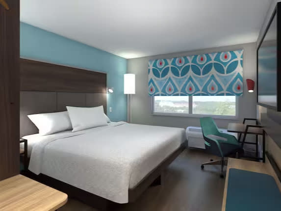 Interior image of a king size room at Tru by Hilton Mayfaire
