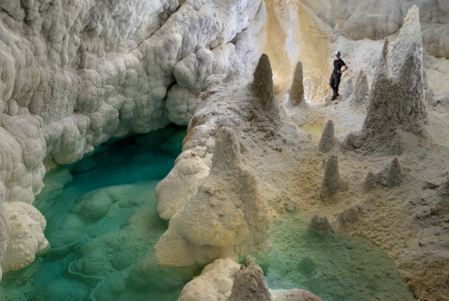 In Lechuguilla Cave’s Hudson Bay, hoodoos and cloud-shaped wall coatings formed.