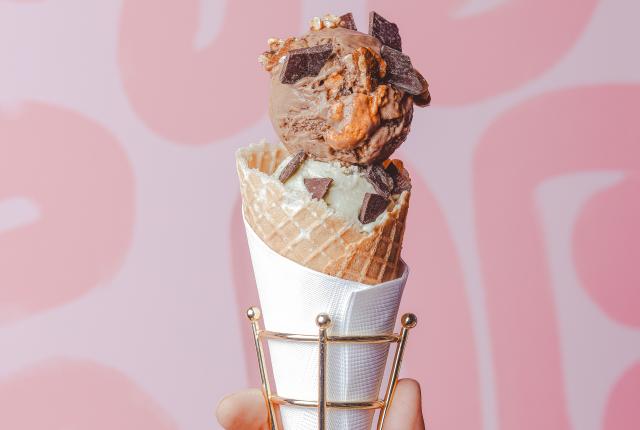 Heidi’s Ice Cream Shop in Albuquerque tantalizes with unique flavors like brown butter piñon and lavender lemon sorbet, alongside adventurous creations such as Adobe Road, a blend of chocolate, red chile marshmallow, and candied pecans.