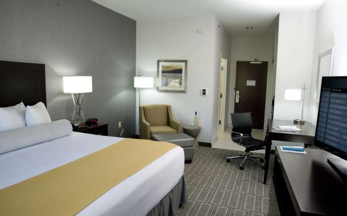 King Room With Sealy Pillow Top Mattress & Deluxe Linens