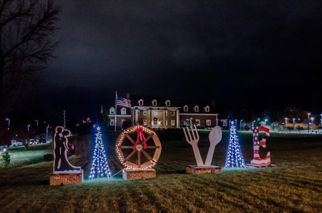 Vinton War Memorial - Christmas Decorations - Vinton, VA