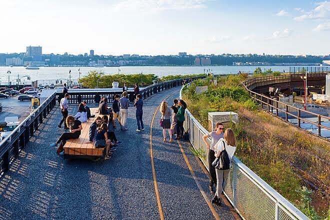 the highline with travelers in new york city