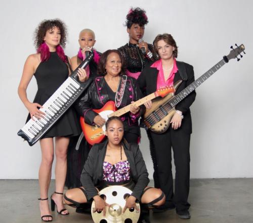 Group of 6 women known as the Dlymaxx band.