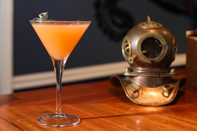 Fear & Loathing Cocktail with diving helmet