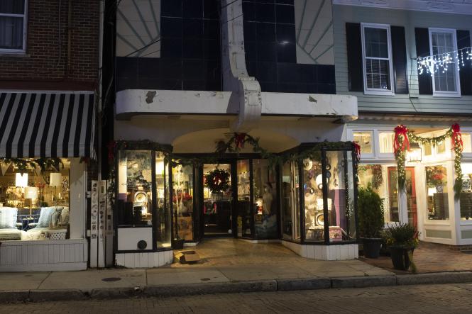 Maryland Avenue shops decorated for Christmas