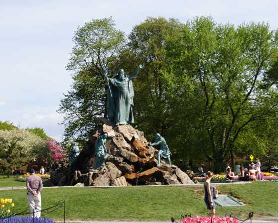 Washington Park - Statue Summer