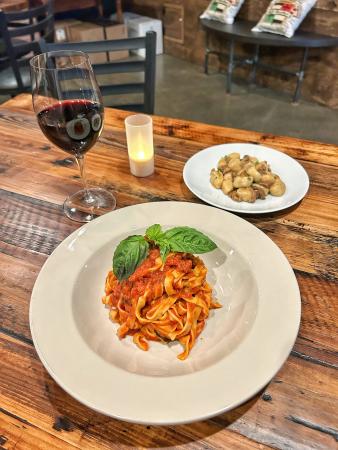 Baonecci restaurant pasta and wine