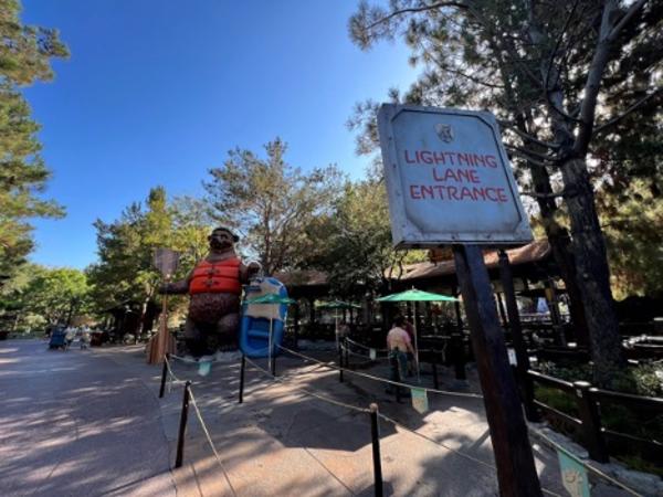 Image of a Lighting Lane Entrance Sign at Disney California Adventure Park