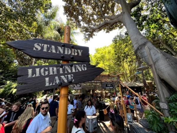 Image of a Lighting Lane sign at Disneyland Park. The sign is placed in front of the Indiana Jones attraction.