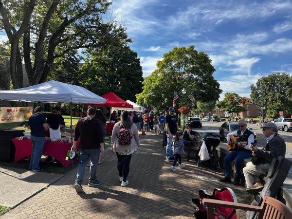 Worthington Farmers Market in the summer