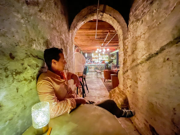 Catacomb 435 speakeasy - cave seating