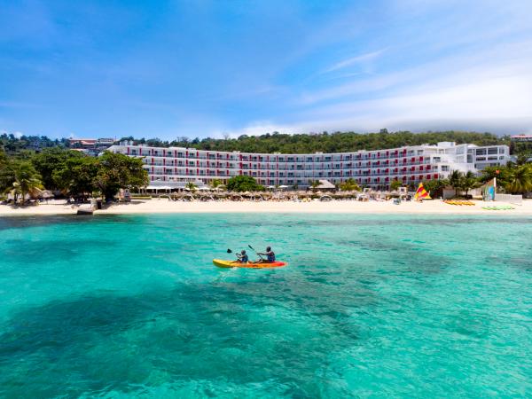 Grand Decameron Cornwall Beach